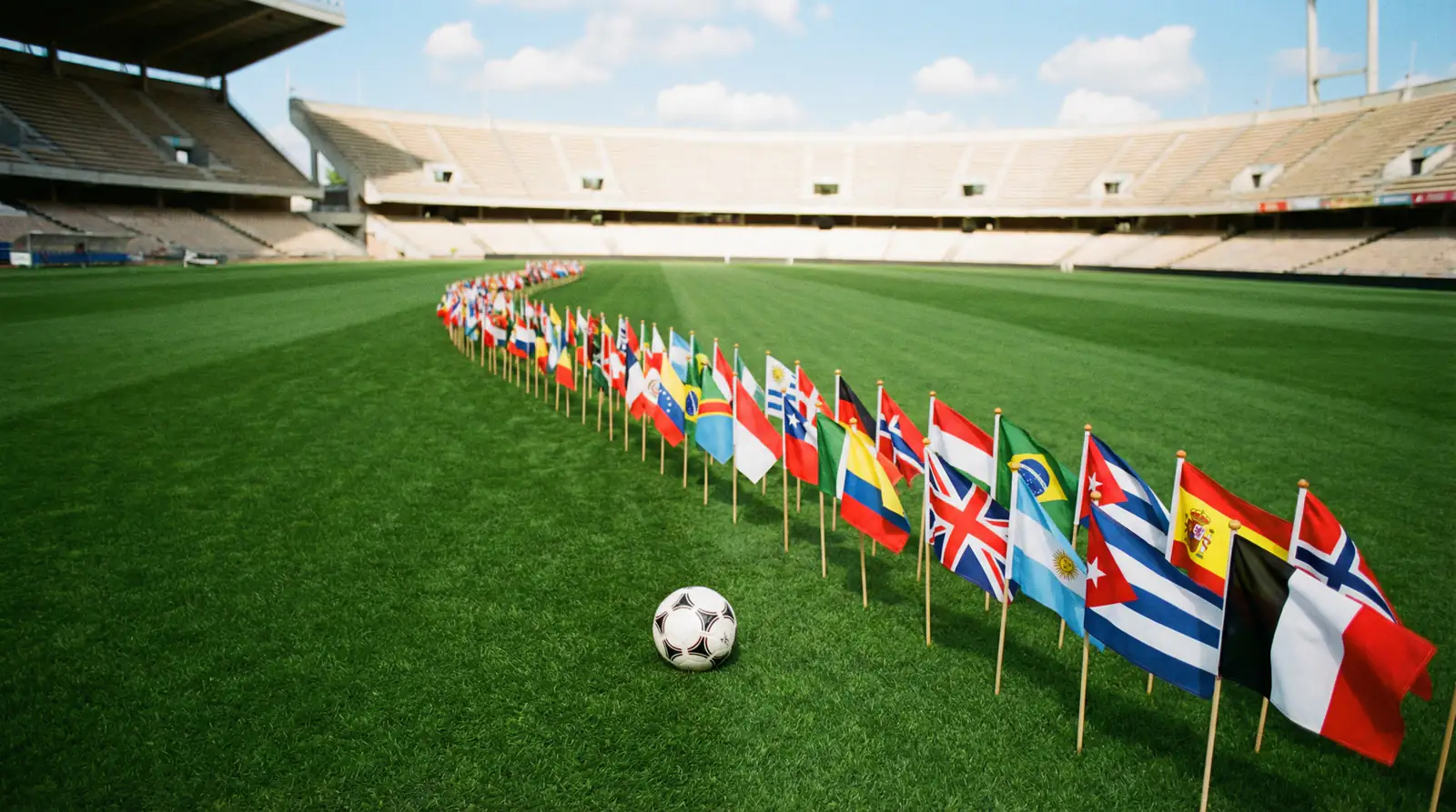 Flaggor från 48 deltagande nationer i fotbolls-VM 2026