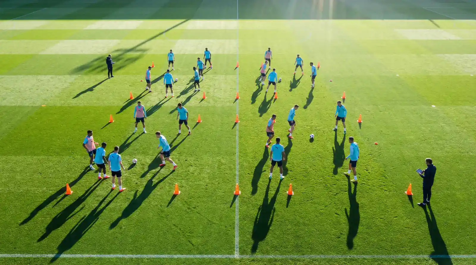 Fotbollsspelare i träningsmatch på en professionell plan inför ett stort mästerskap